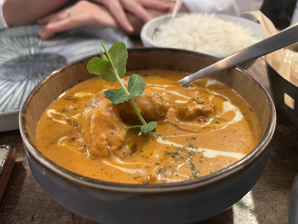 Kruidige sauzen en boterige naan bij Mad’Ras
