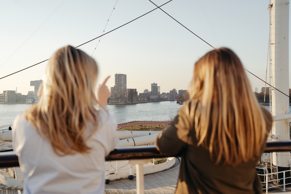 Zwaaien naar het verleden, proeven van het nu op het Lido-terras van het ss Rotterdam