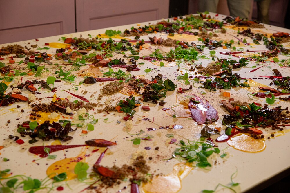 Culinaire kunst als nooit tevoren: het eetschilderij van Marnix Lange tijdens Weelde Tongen