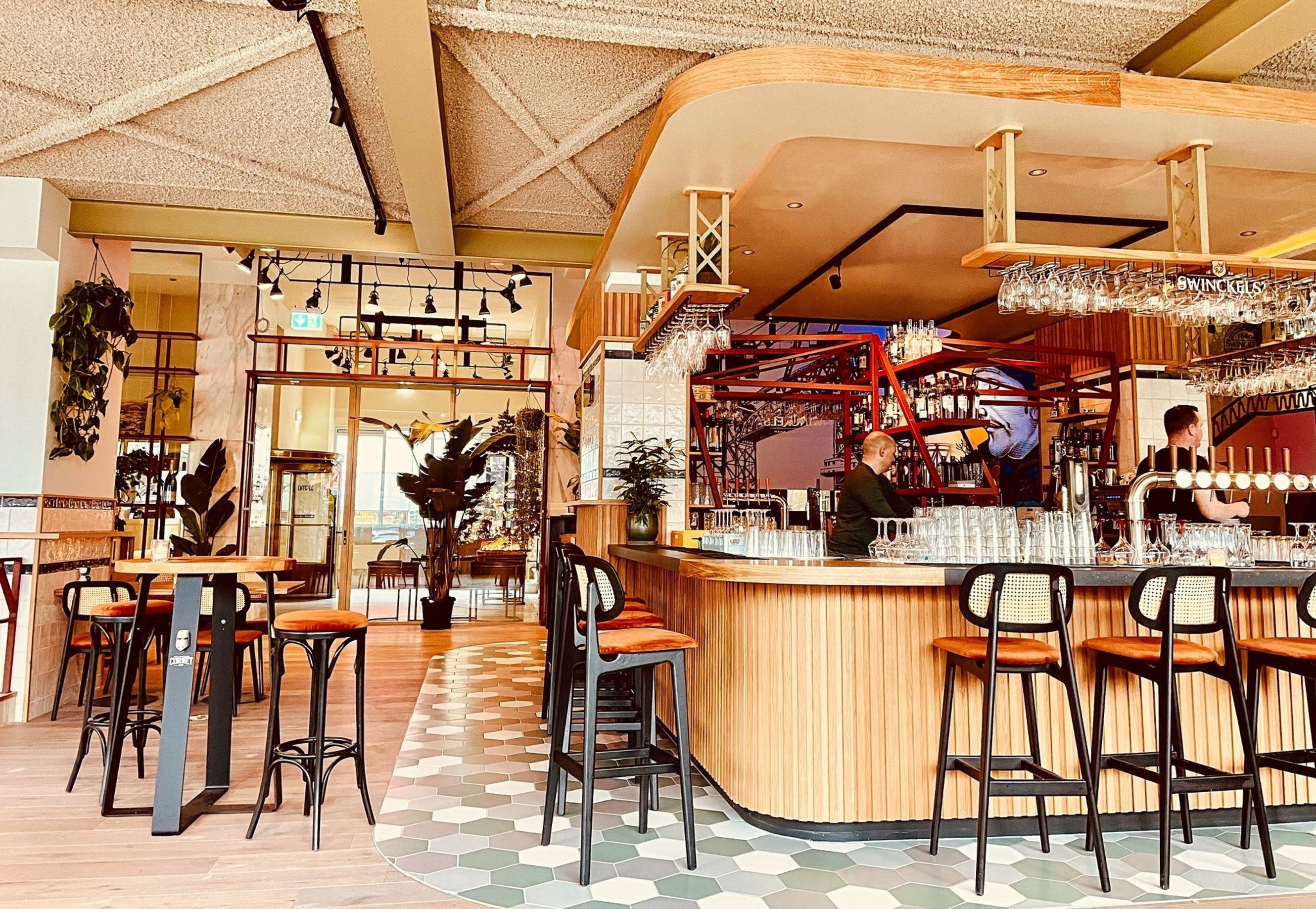 Met Rotterdamse traditie en moderne smaak is Café-Restaurant Erasmus terug van weggeweest