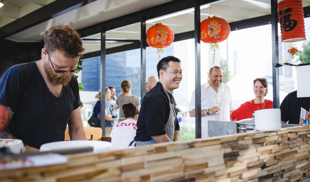 Een kijkje buiten de keuken van Chung Wai Liu
