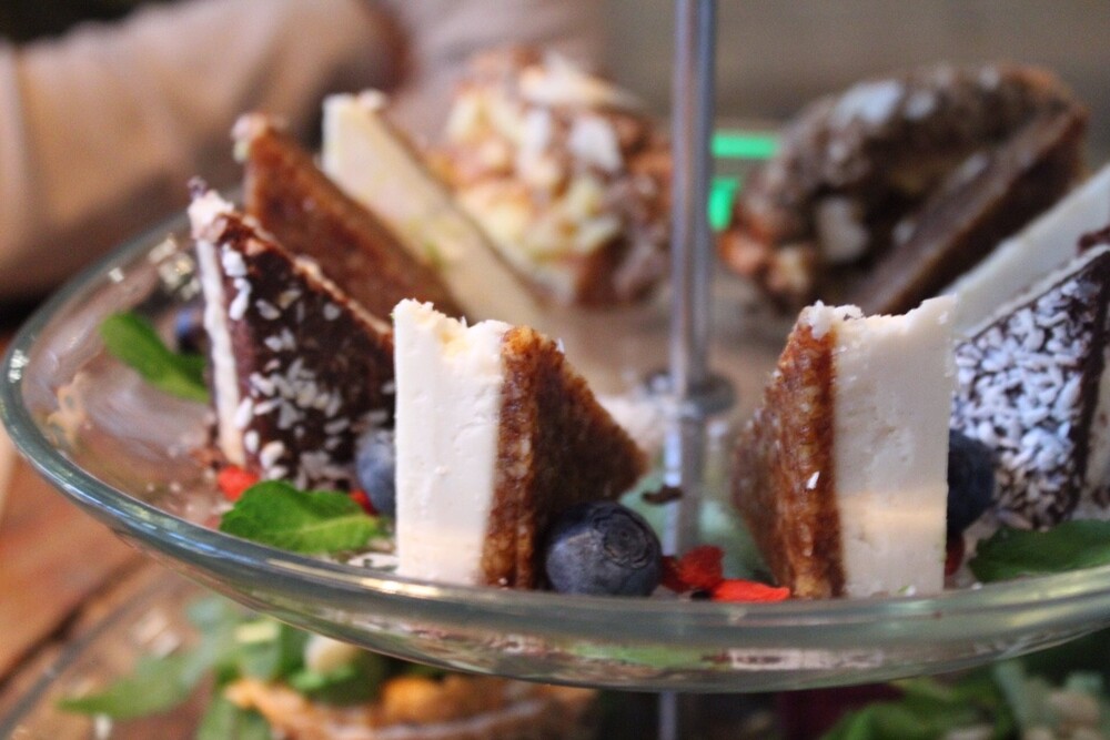 Iedereen aan de high tea bij Baker & Moore