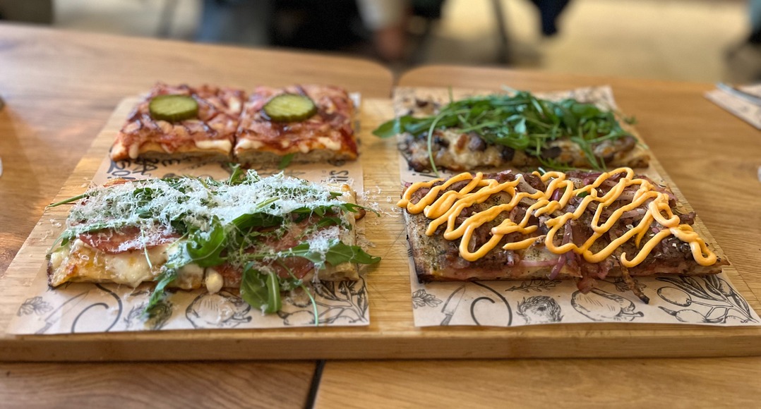 De omgedraaide menukaart van SUGO Pizza