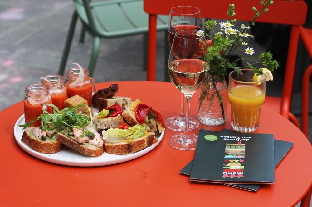Juffrouw van Zanten: eat, drink, play, relax