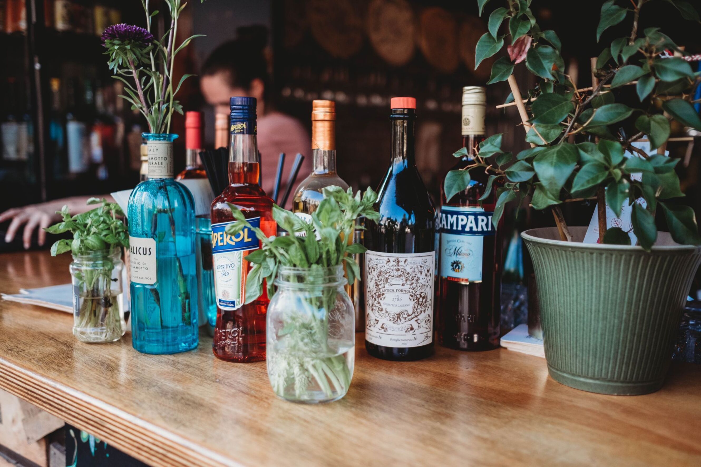 Focaccia, vermouth en groenten bij Mozza e Mezze