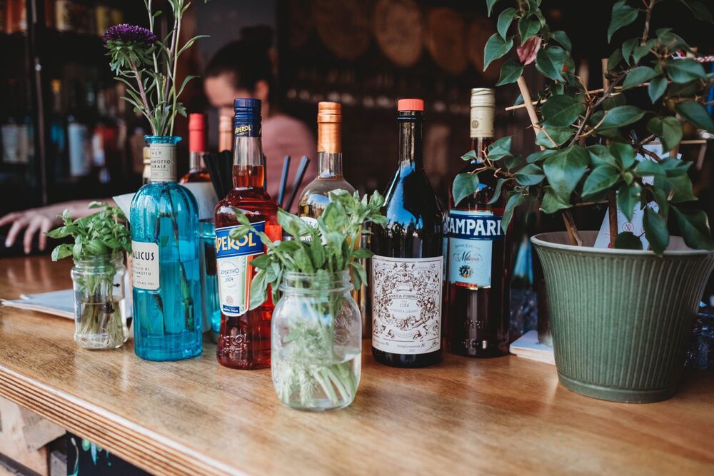 Focaccia, vermouth en groenten bij Mozza e Mezze