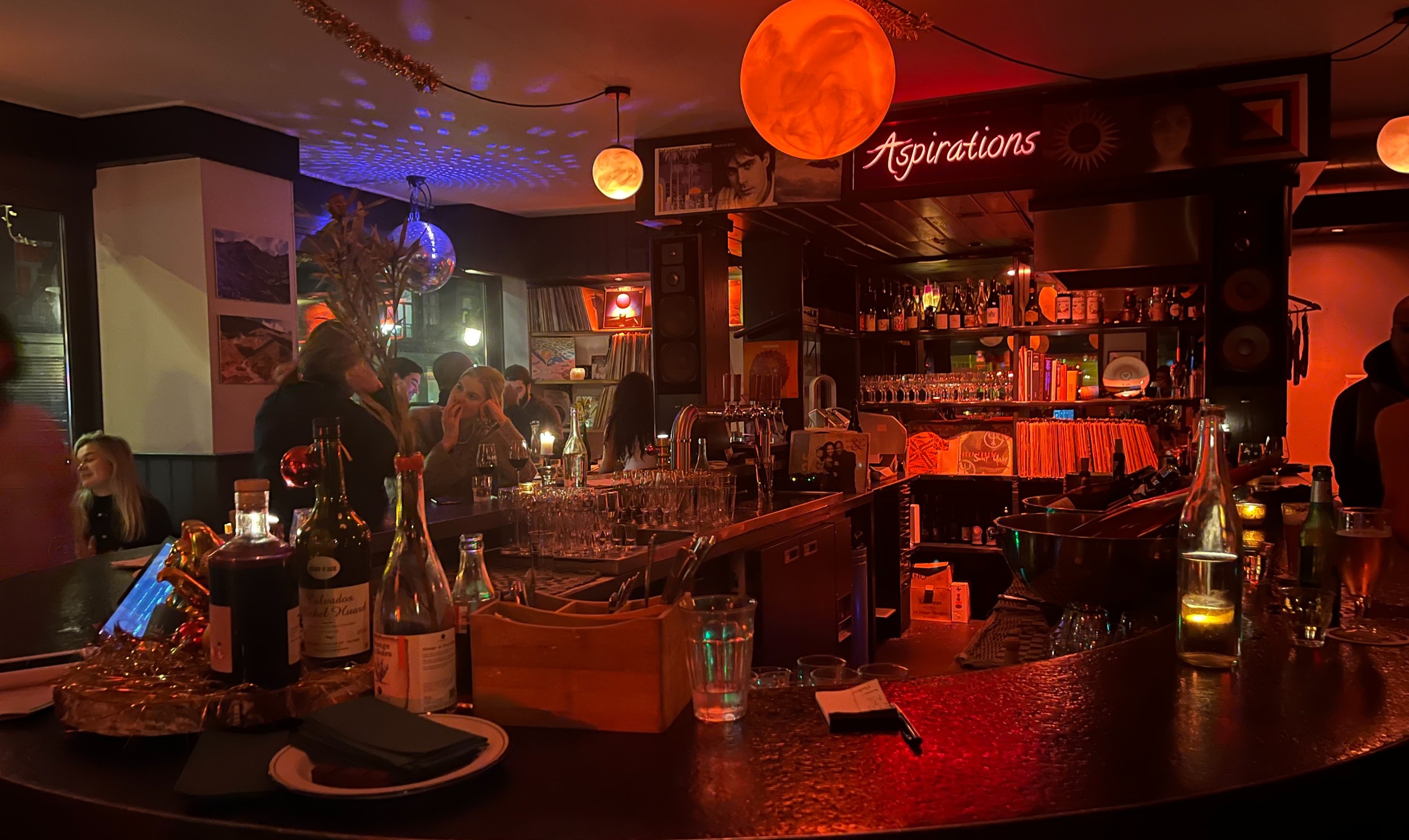 Natuurwijn en lekkere vinyl dat is De Nada De Buik van Amsterdam