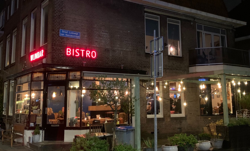 Bij Bistro-Wijnbar de Avonden wordt niet alleen je glas gevuld