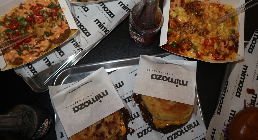 Mimoza in West serveert als eerste in Nederland de Dubai paratha burgers