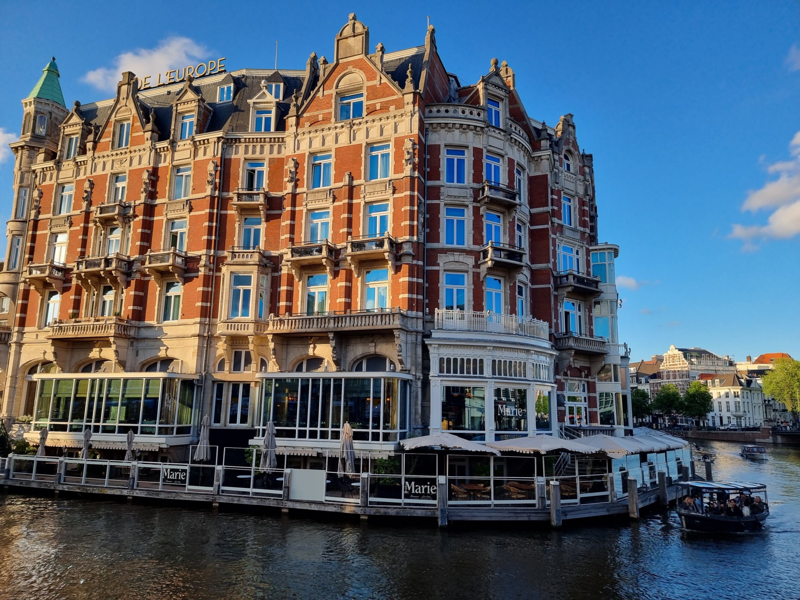 Lastage* en Café de Klepel 'poppen' het terras van Hotel De L'Europe - De Buik Amsterdam
