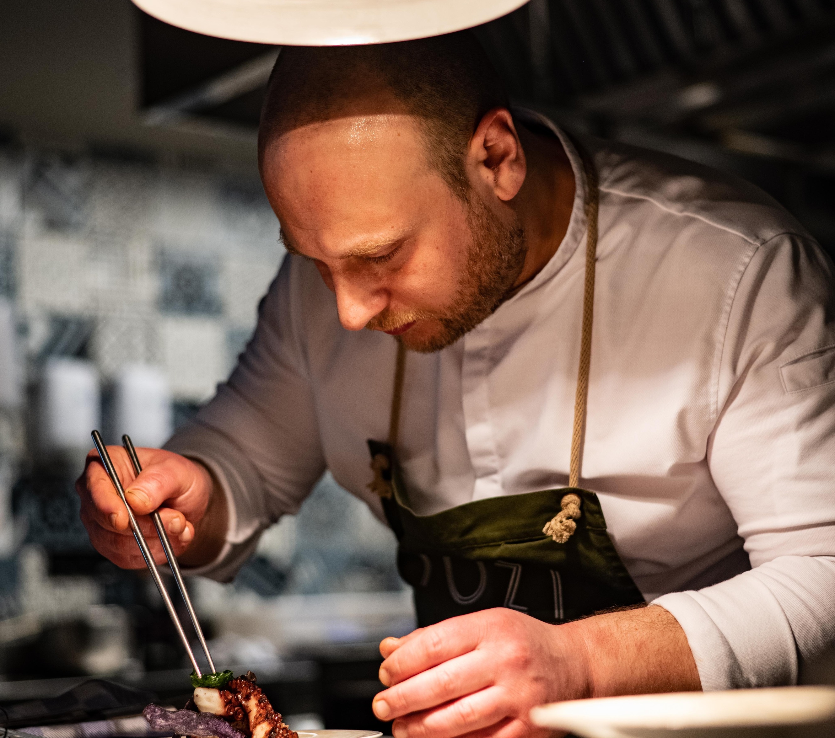 Stefano Assente, de nieuwe chefkok van TOZI presenteert zijn zomermenu