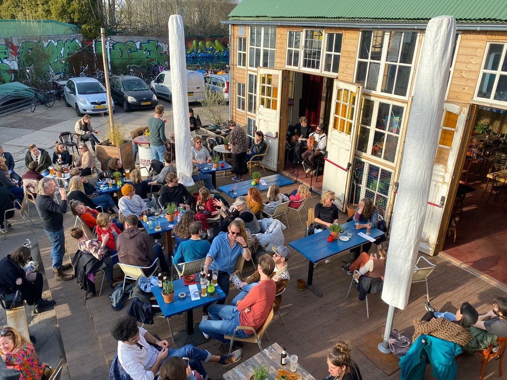 Bij NAR café der kunsten zijn kunst en horeca in elkaar verweven