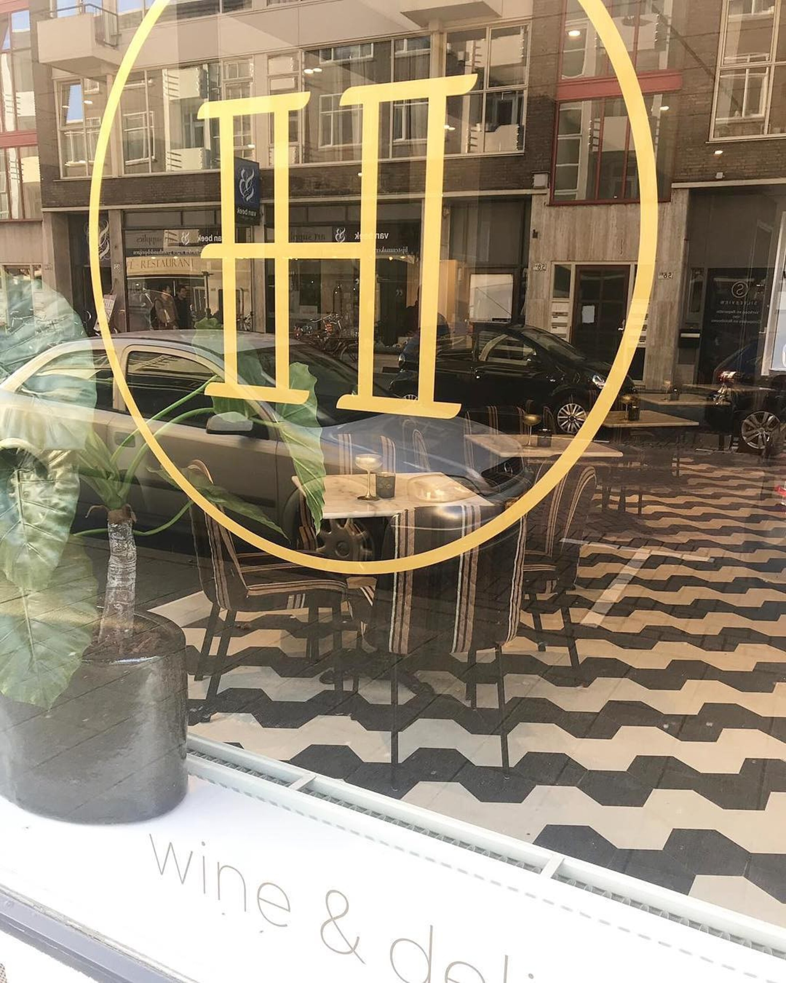 HARRIES Wine & Deli