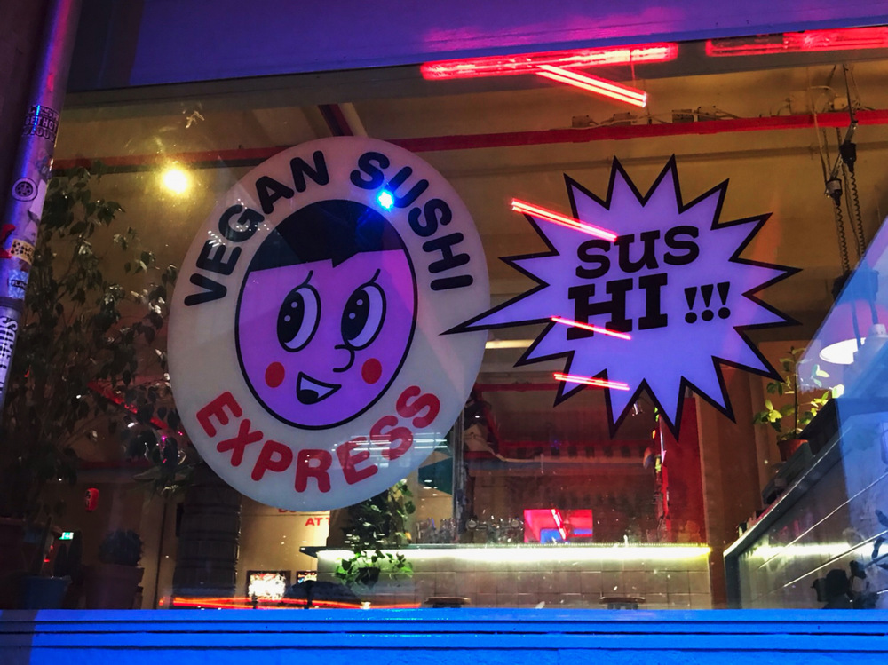 Chef Shemyda rolt samen met haar team kunstzinnige veganistische sushi bij Vegan Sushi Express