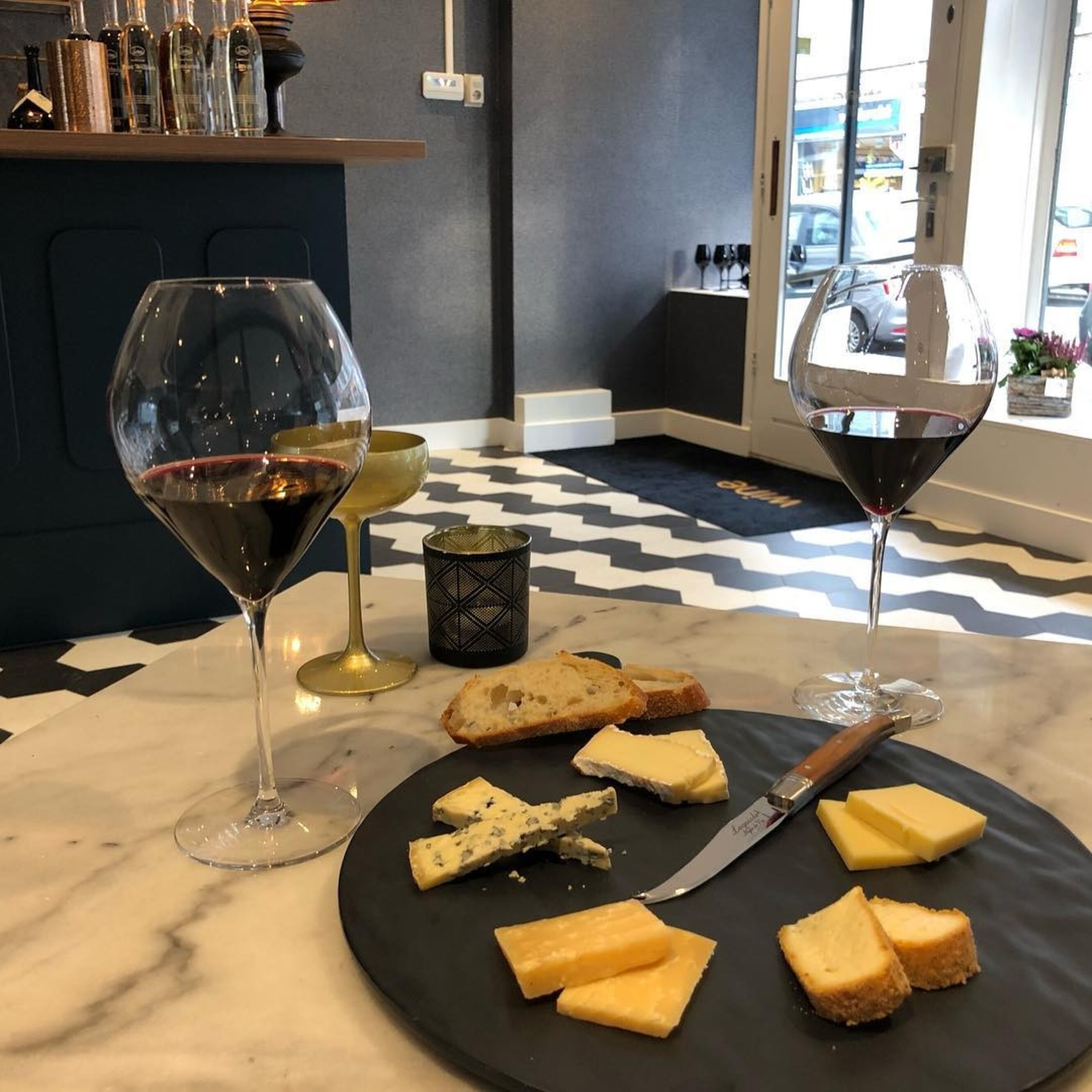 HARRIES Wine & Deli