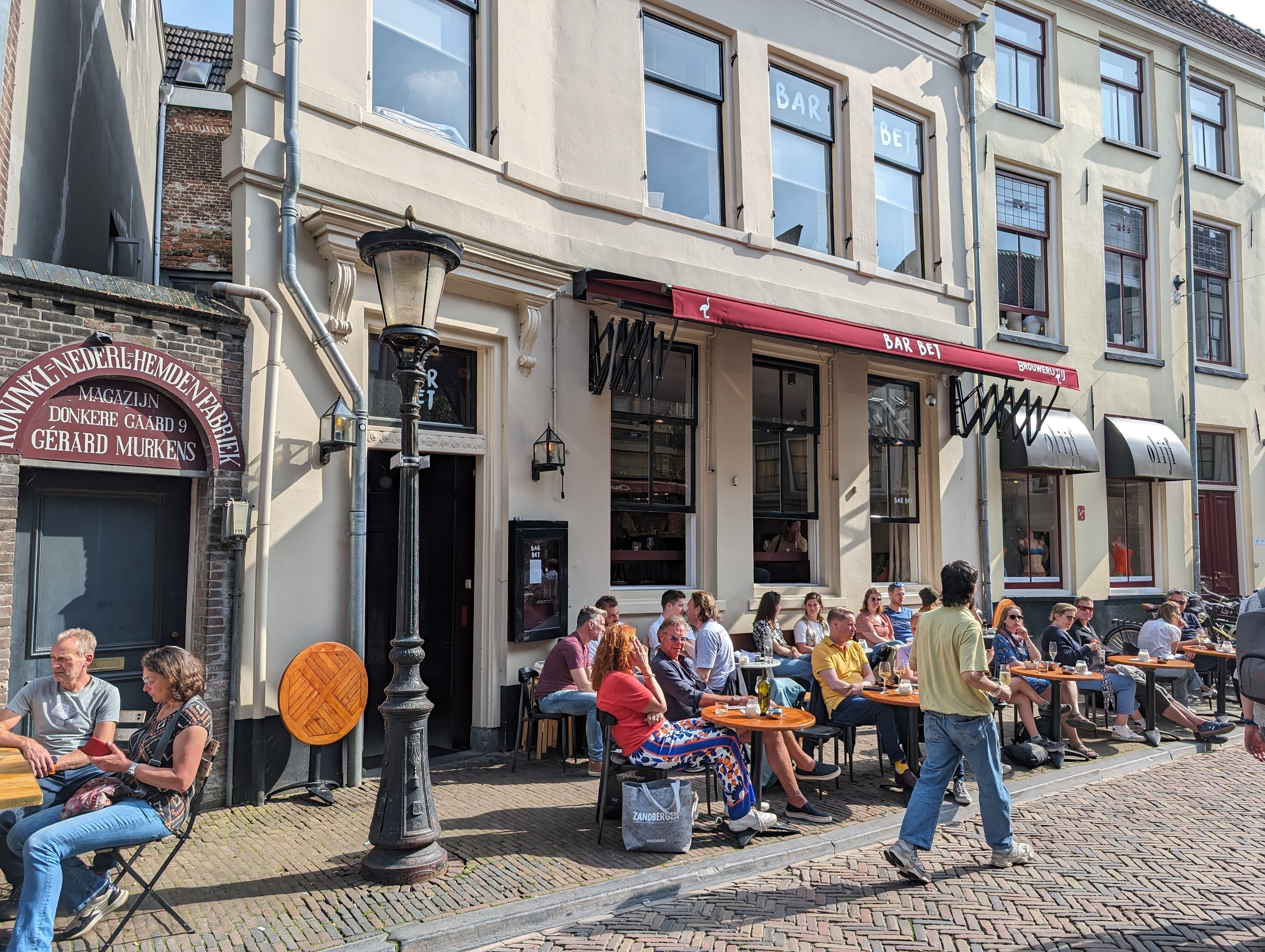Parijse sferen en Utrechtse bites op het terras van Bar Bet