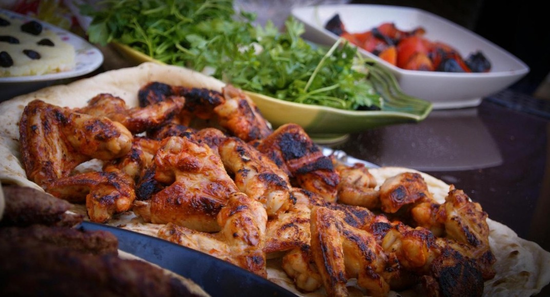De ultieme zomeravond in je eigen tuin: zo organiseer je zonder stress een culinair feestje