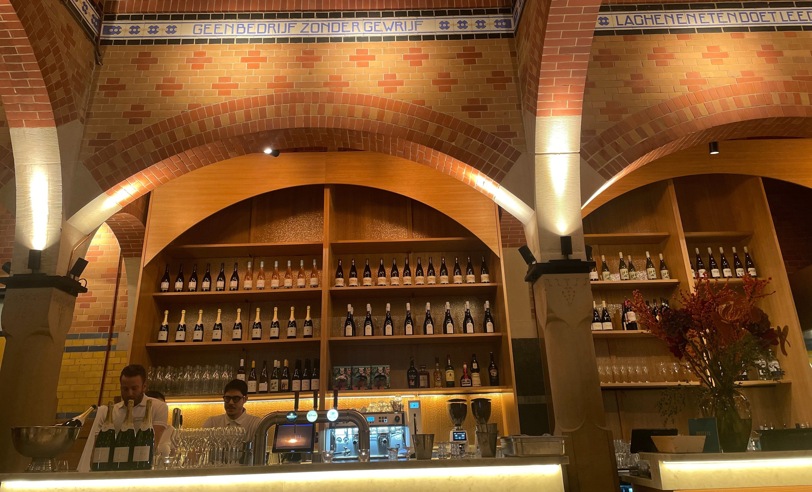 De nieuwe Seafood Bar in de Beurs van Berlage is gelijk de sfeervolste