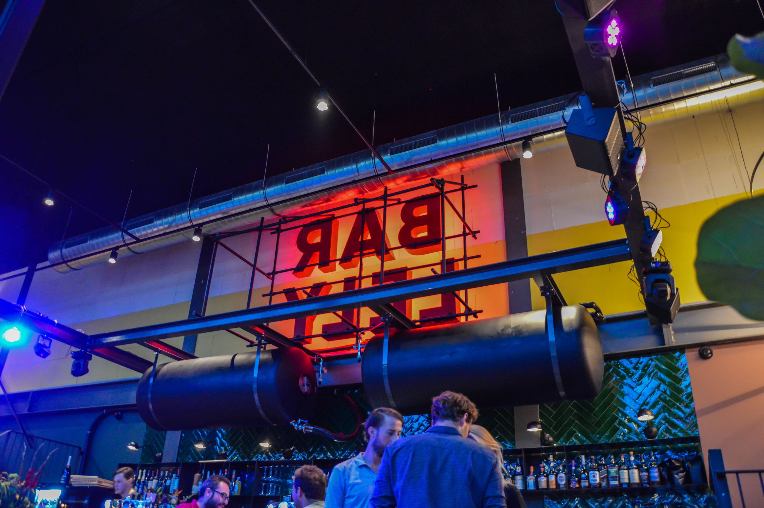 Een tussenstop bij Bar Restaurant LELY tegenover station Lelylaan