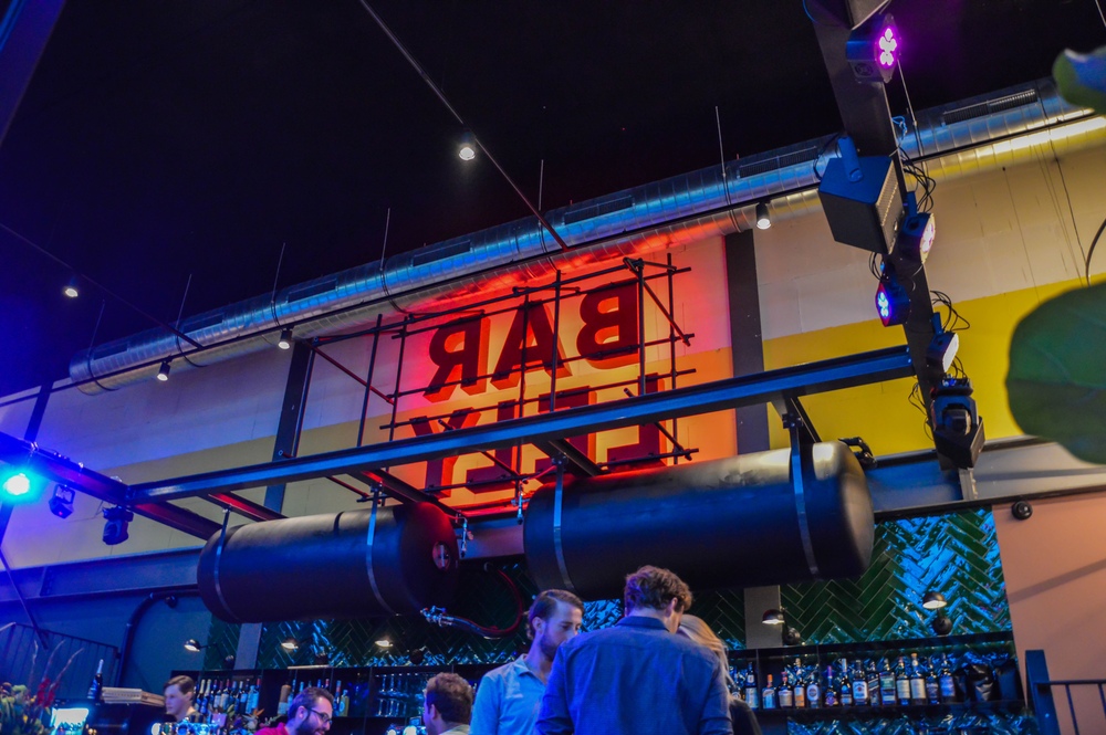 Een tussenstop bij Bar Restaurant LELY tegenover station Lelylaan