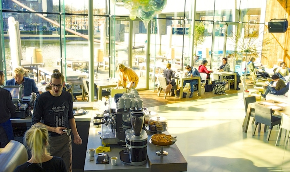 Achter glas genieten van lekker zonnetje bij HNi-Café