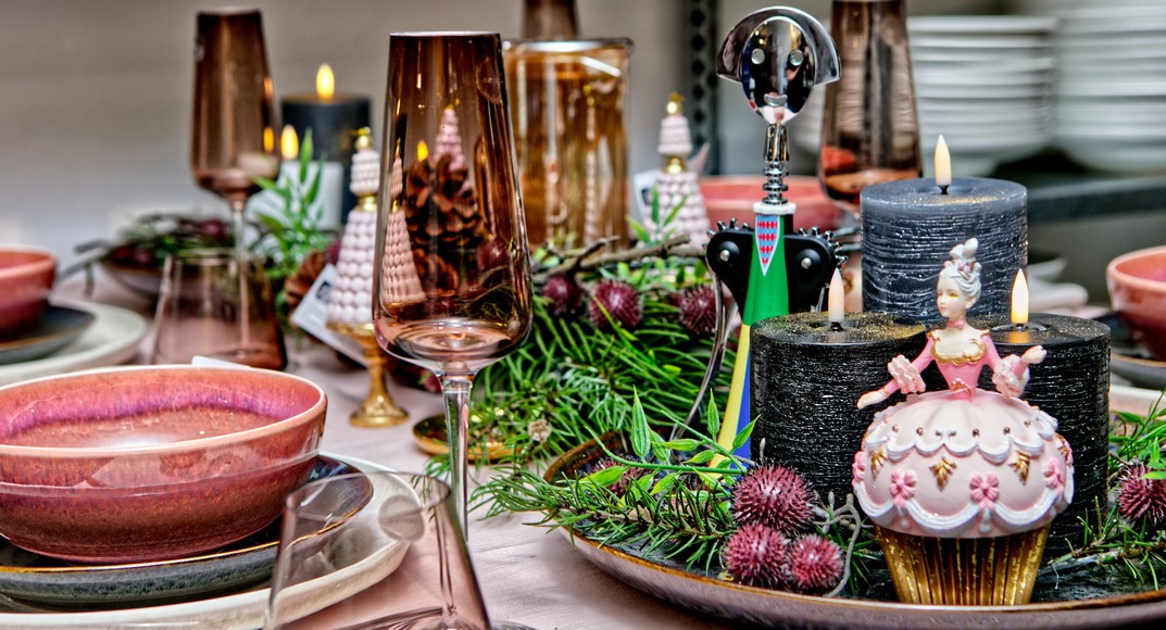 Een mooi gedekte kersttafel voor een extra welkom gevoel