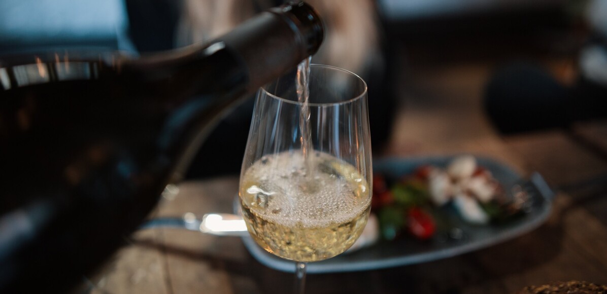 Wijnen, wijnen en nog meer wijnen drink je bij deze wijnbars in Amsterdam