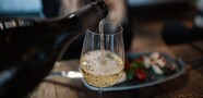 Wijnen, wijnen en nog meer wijnen drink je bij deze wijnbars in Amsterdam