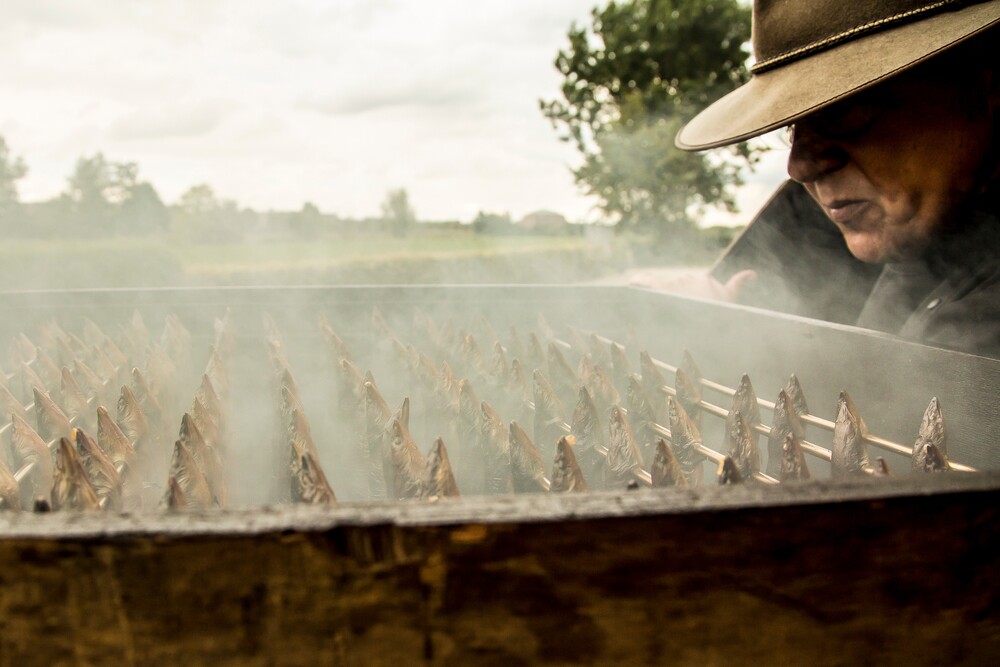 Friese ambacht ventend over de Amsterdamse grachten