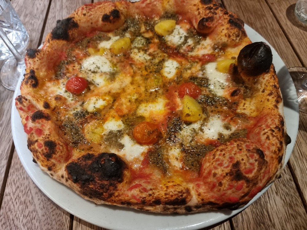 Bij Olido! komt de pizza met verhaal  uit een echte houtoven