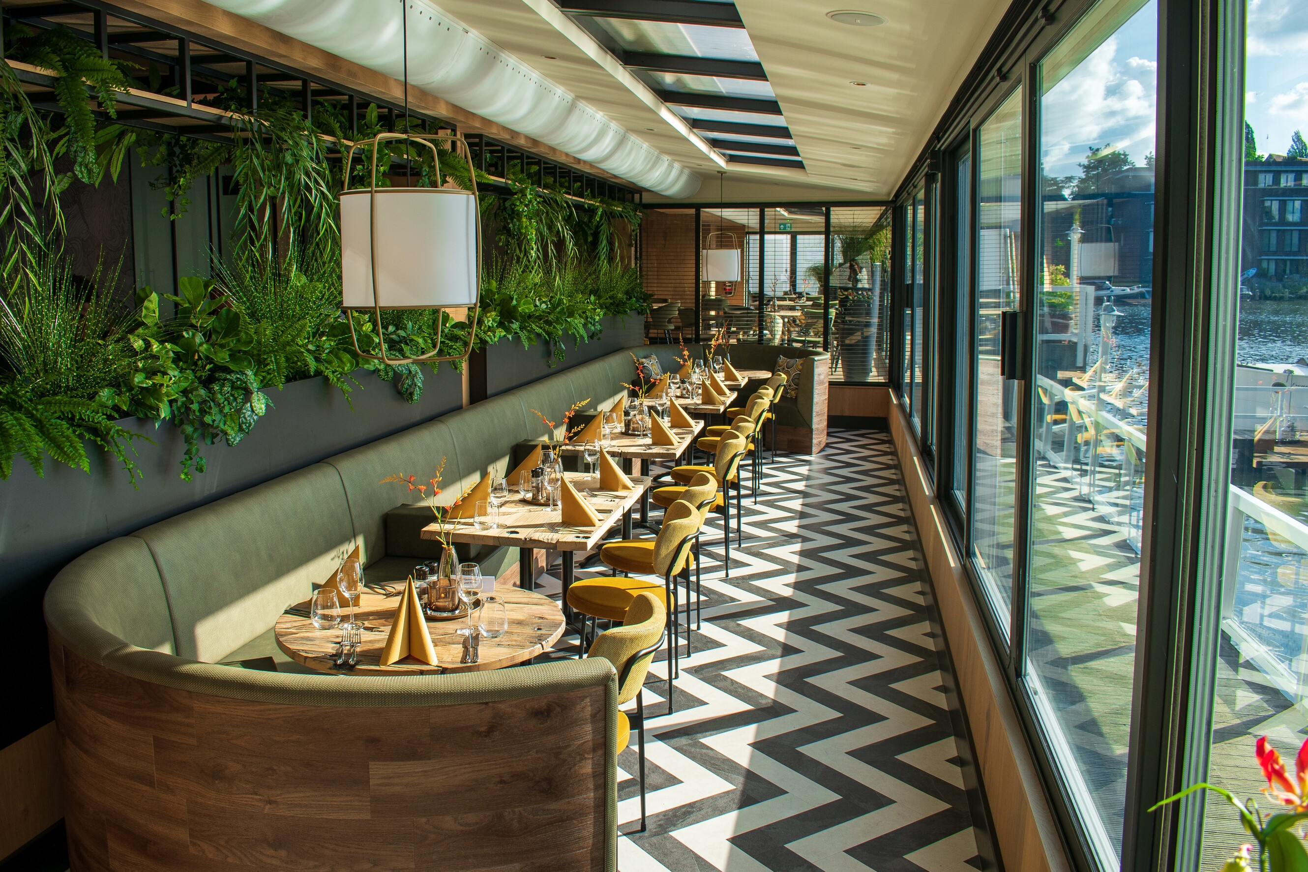 Dineren met uitzicht over de Bergse Plas bij zomerrestaurant Lommerrijk