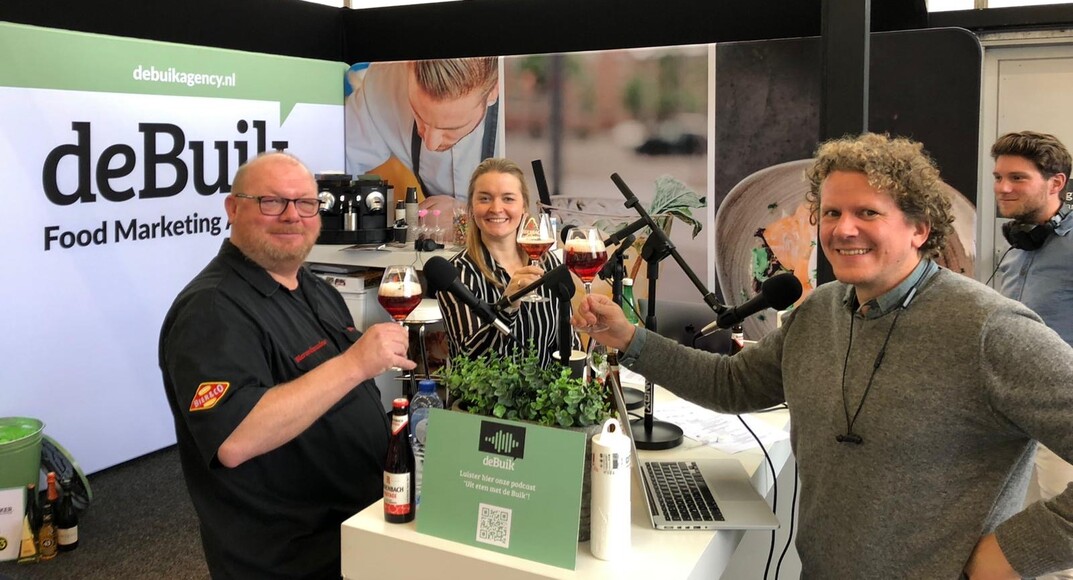 Vertical farming? Stand up eating? Wij praten je bij in de nieuwe podcast serie: de Buik Live