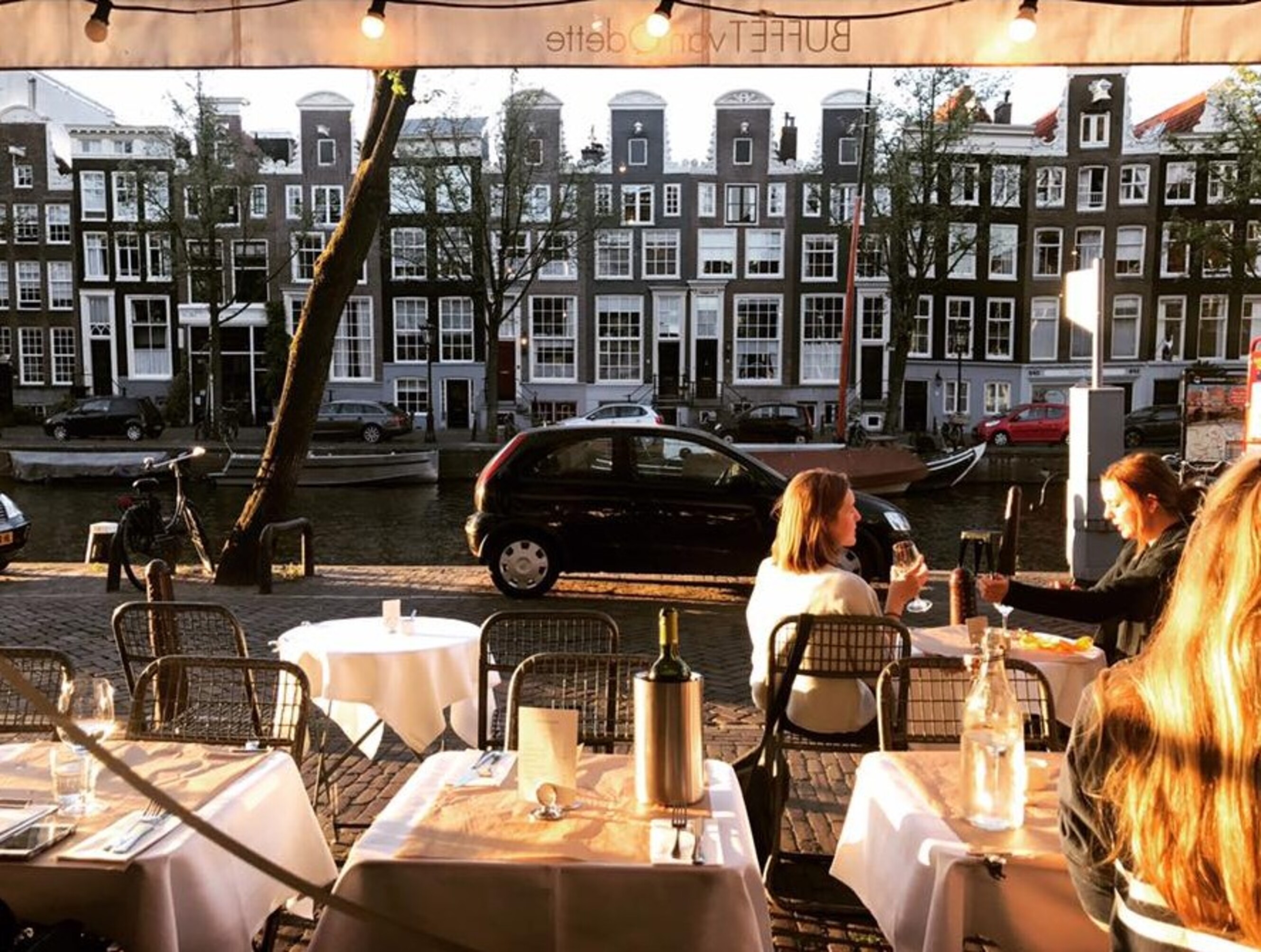 BUFFET van Odette