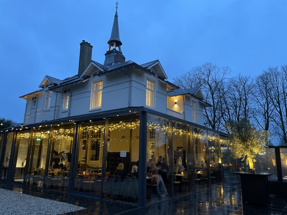 Westervilla, een lichtpunt aan de Haarlemmerweg.