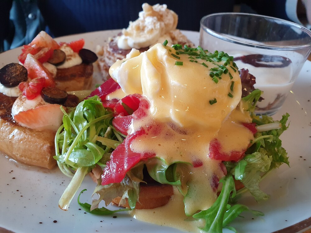 De Club met perfecte eggs benedict