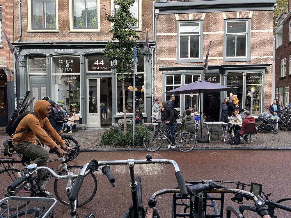 Koffie met een scheutje rock bij The Village Coffee