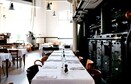 Café Restaurant Amsterdam binnen op de tafels.jpg