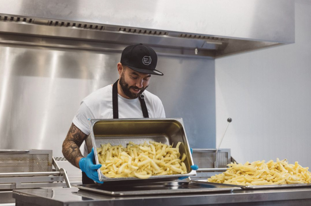 Frietbaas Kevin de Roos gaat weer bakken in bekendste snackbar van Rotterdam