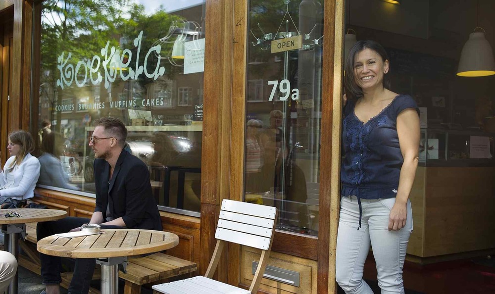 Sereni veroverde de stad met appeltaart en Koekela