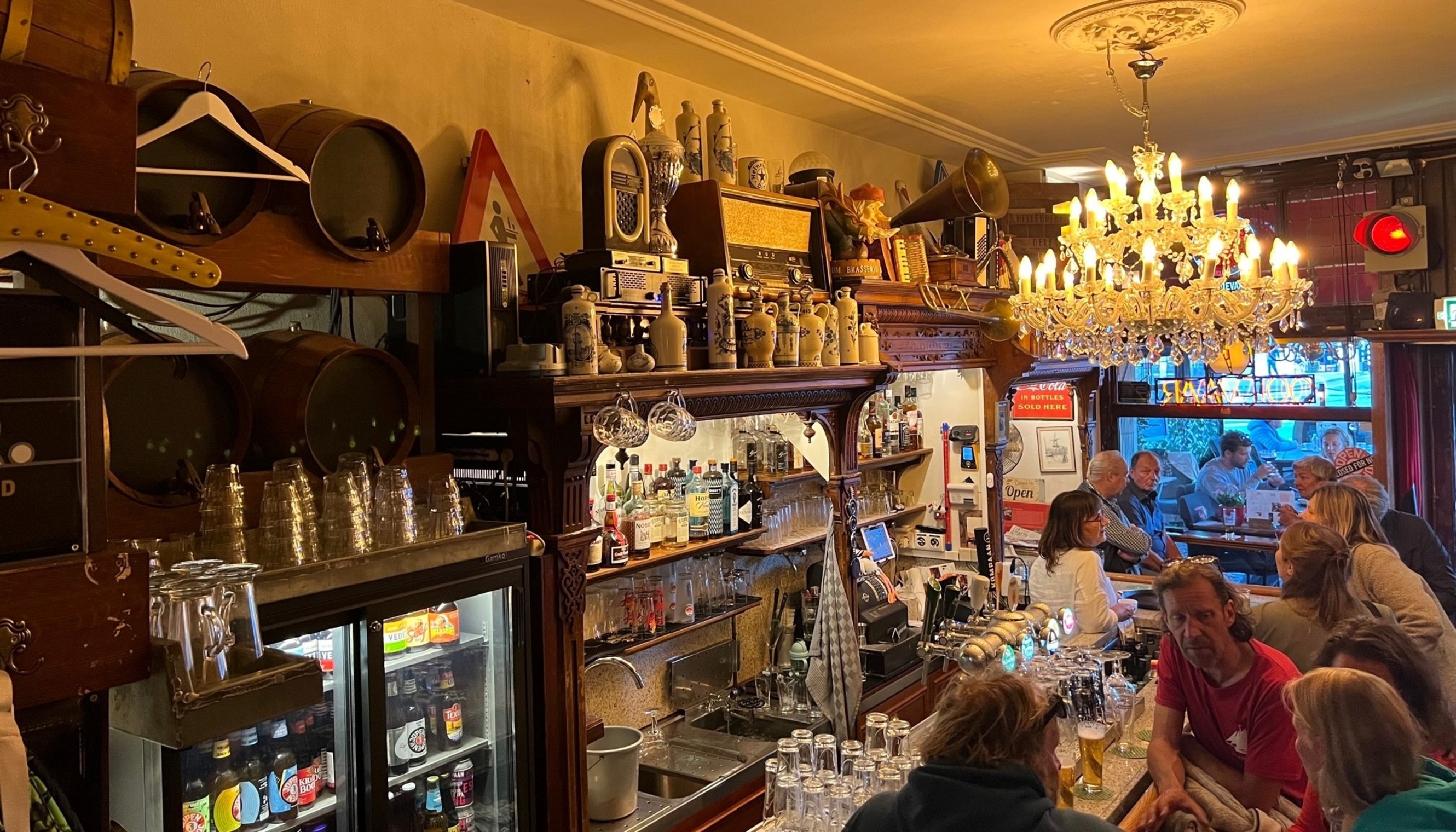 Onvervalste Rotterdamse gezelligheid bij Cafe De Ooievaar in Delfshaven