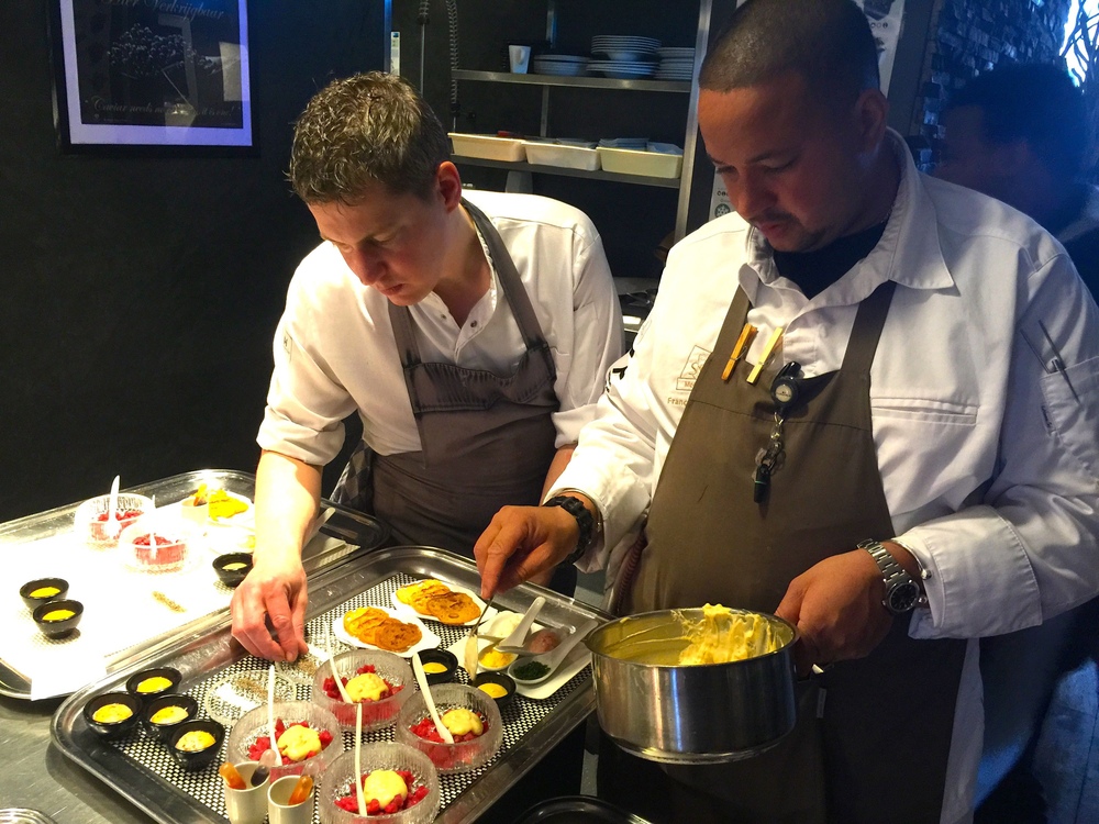 In astronautenpak klem in de kruipruimte