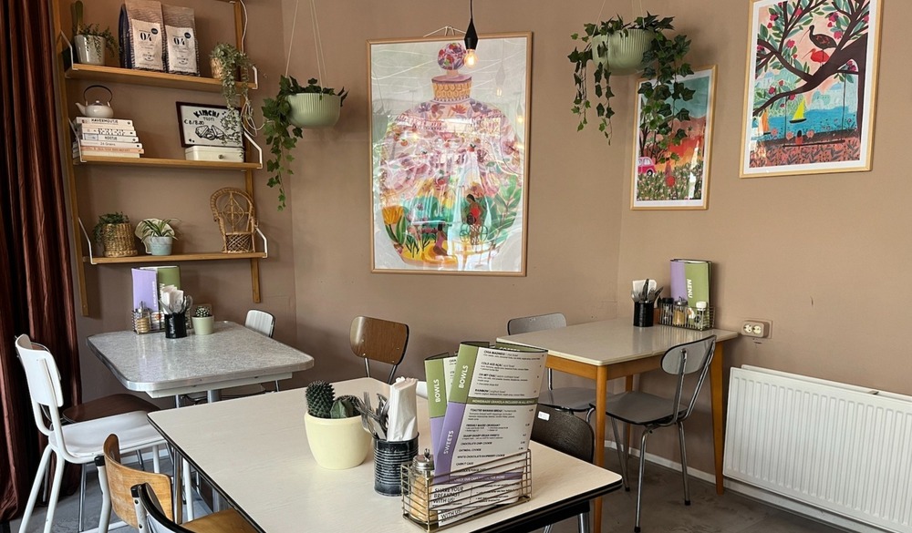 Ontbijt achter in een vintagezaak bij Breakfast in Rotterdam HQ