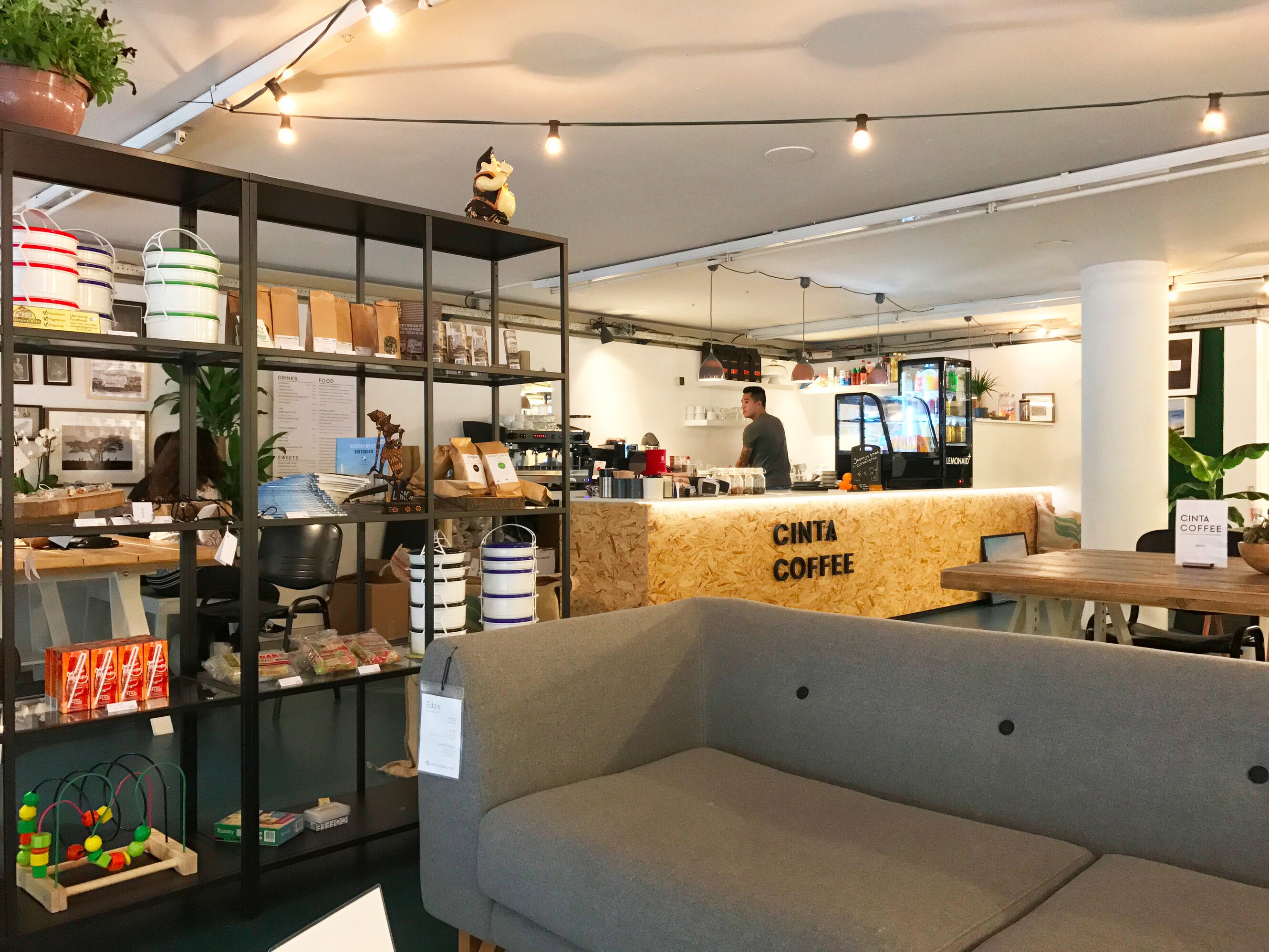Indonesische lekkernijen en Rotterdamse koffie bij Cinta