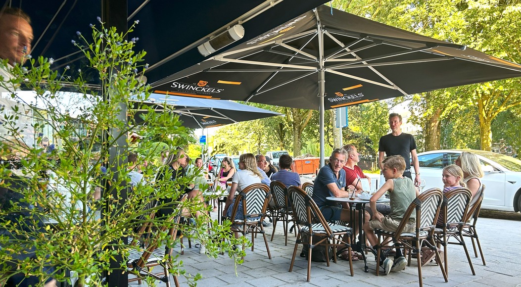 Het terras op bij Statencafé in Blijdorp