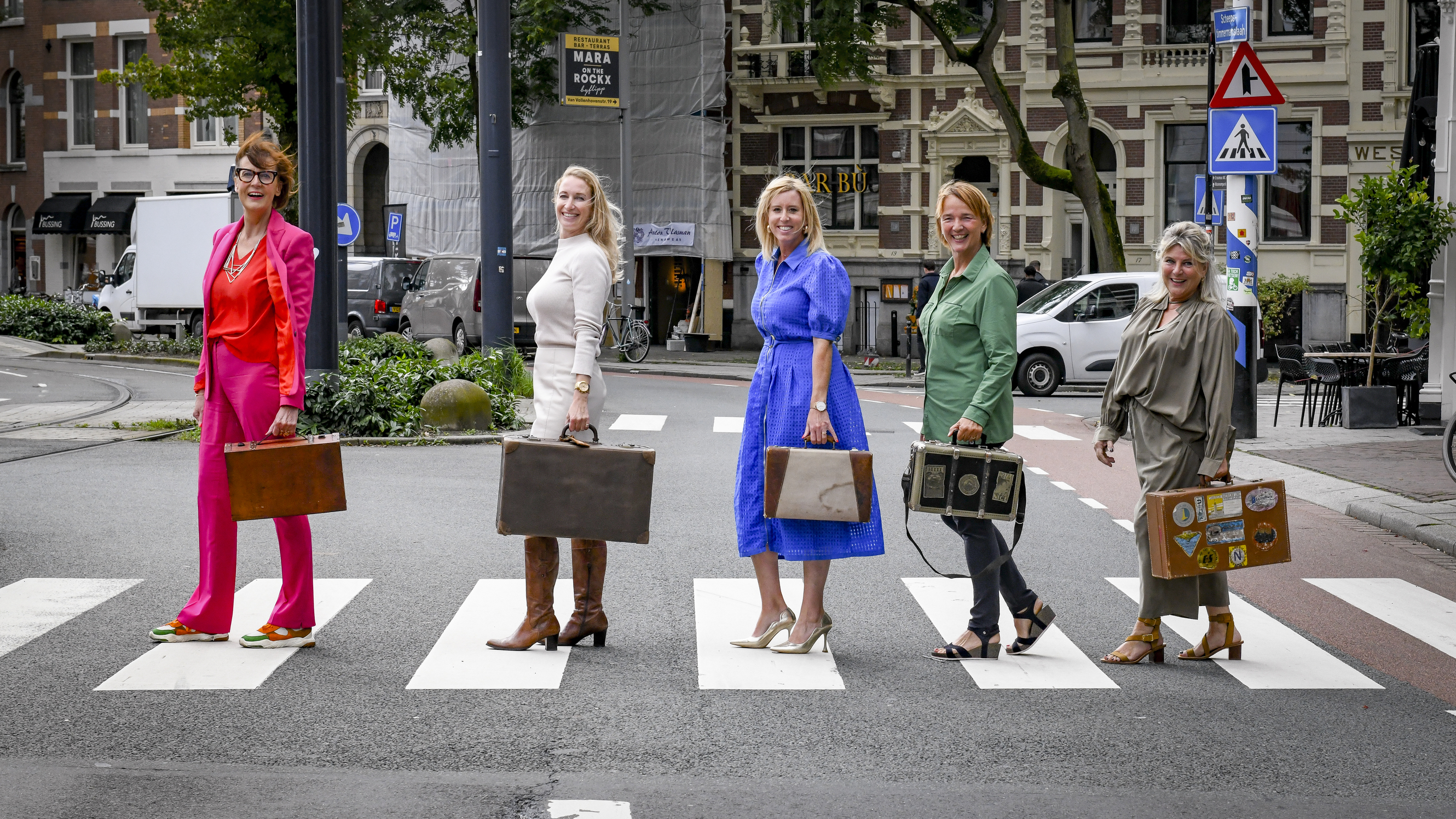 Buitenlandsche Zaken: op reis buiten de gebaande paden