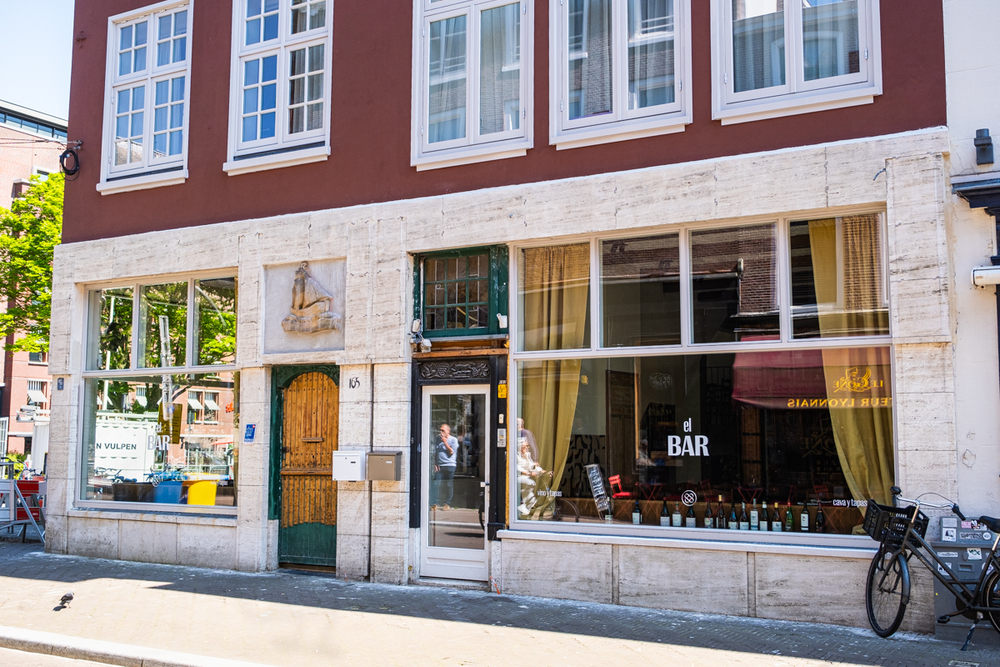 Bij El Bar op het Noordeinde wil je hele dagen blijven, van lunch tot cocktails