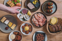 Cafe Nieuw Amsterdam-tafel vol - de Buik van Amsterdam.jpg
