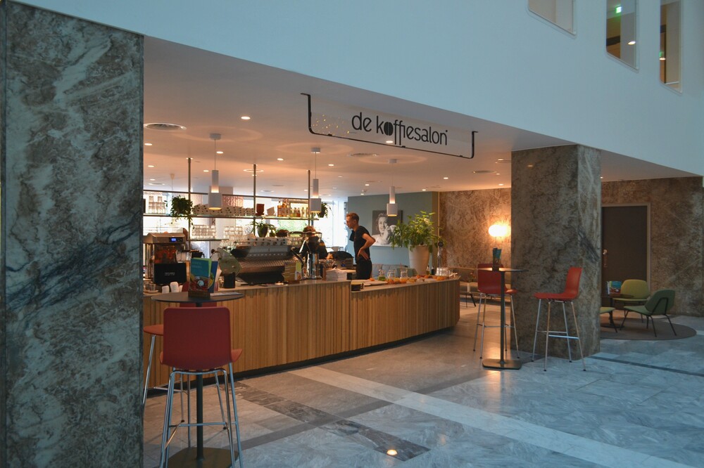 De Koffiesalon: koffie, ontbijt en een breed aanbod belegde broodjes in het WTC
