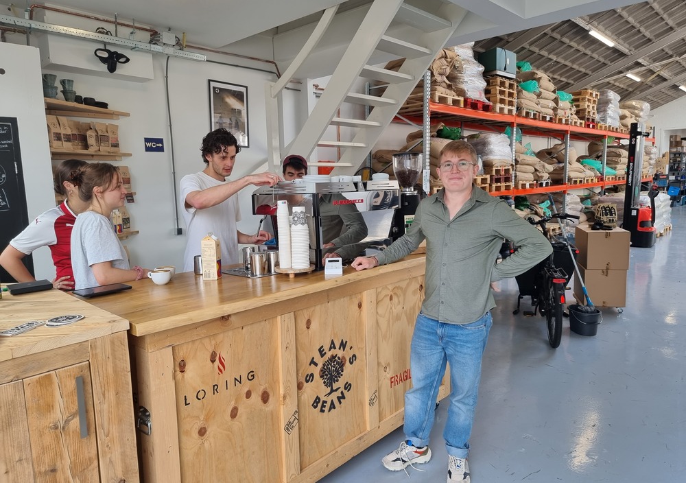 Bij Stean's Beans kun je zelfs de koffieboer in Uganda tippen