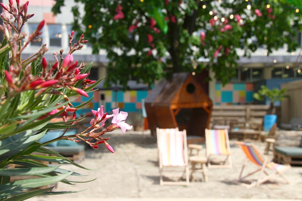Voetjes in het zand en cocktail in de hand; de zomer vier je bij Bajes Beach Club